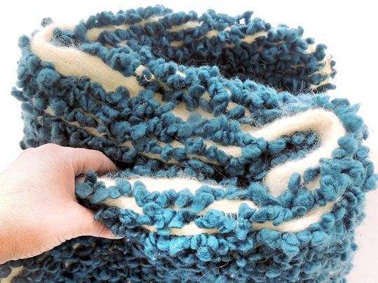 Manta artesanal colección Fueguitos en lana merina azul y blanca