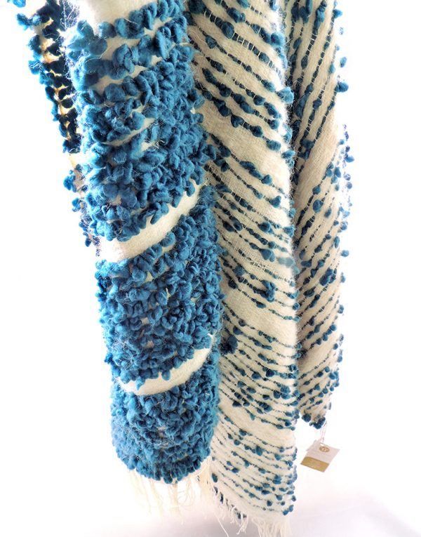 Manta artesanal colección Fueguitos en lana merina azul y blanca