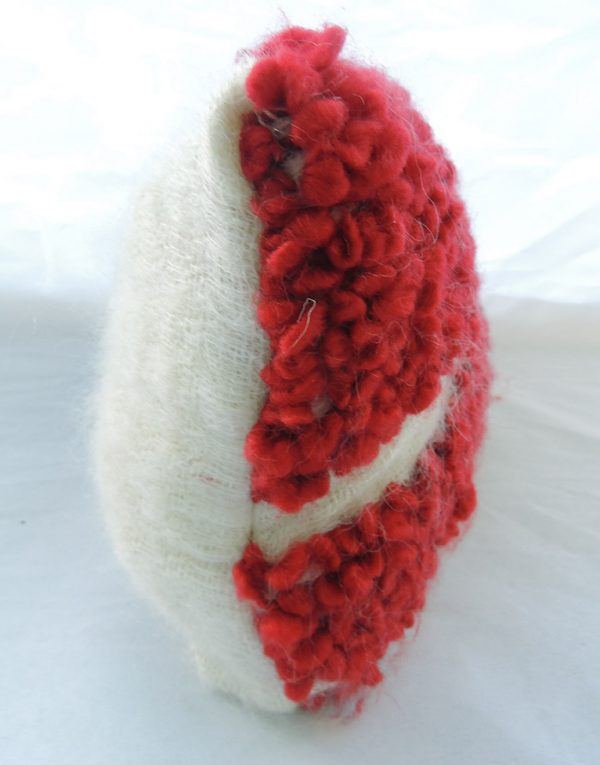 Cojín artesanal colección Fueguitos en lana merina roja y blanca