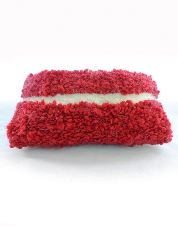 Cojín artesanal colección Fueguitos en lana merina roja y blanca