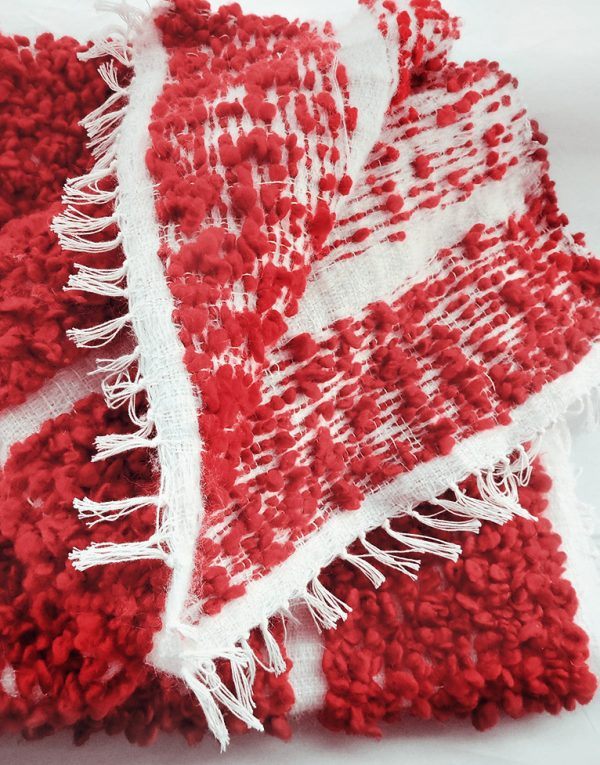 Manta artesanal colección Fueguitos en lana merina roja y blanca