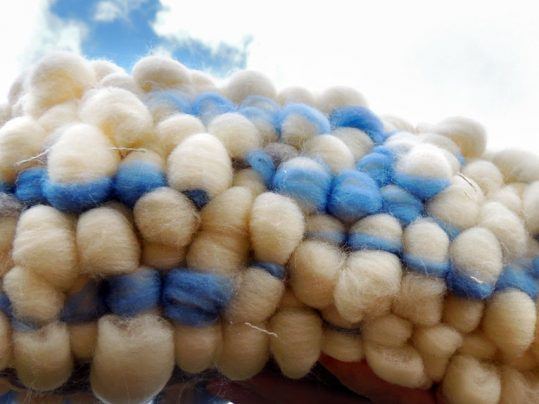 Detalle de tapiz en color azul y blanco, realizado en lana merina y lino