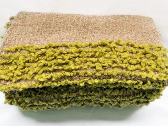 Manta artesanal colección Fueguitos en lana merina verde y marrón