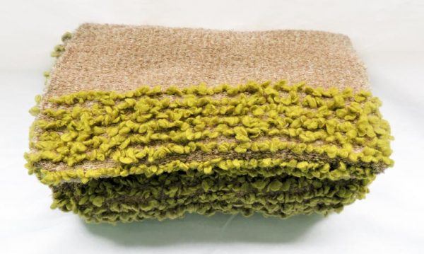 Manta artesanal colección Fueguitos en lana merina verde y marrón