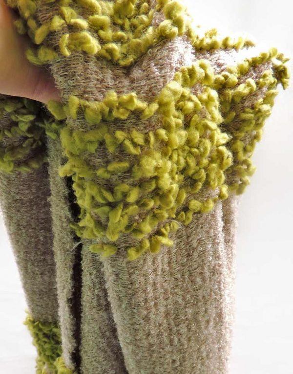 Detalle de la manta artesanal colección Fueguitos en lana merina verde y marrón