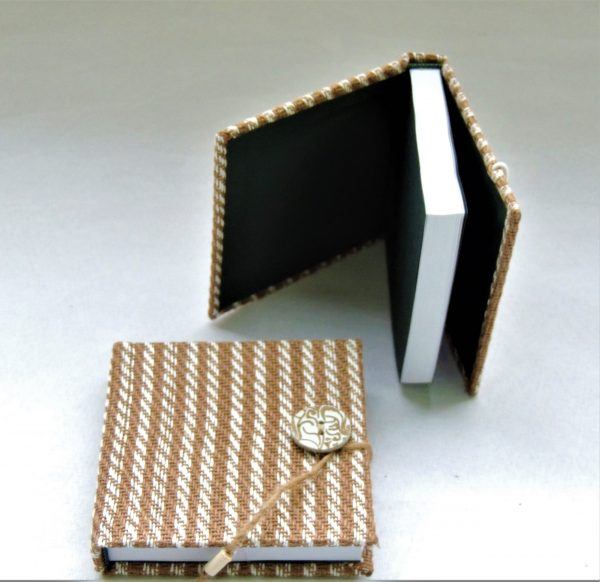 mini libreta cubierta tejida hecha a mano