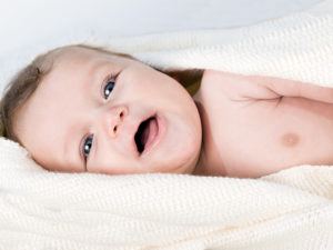 Bebé envuelto en manta para bebé artesanal D-leite