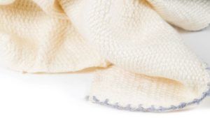 Detalle de la manta de bebé de fibre de leche D-leite, en el color natural de las fibras milkfiber