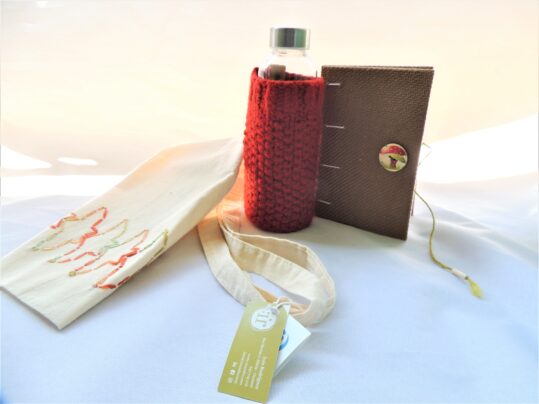Pack artesanal artista, libreta artesanal, botella eco y bolsa bordada a mano para que puedas transportar el conjunto