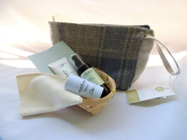 Pack Regalo Cuidado Natural, un paño artesanal de bambú, con neceser de lino hecho a manao y productos de belleza ecológicos