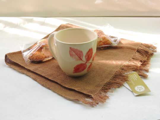Regalo desayuno Artesanal, taza y mantel de lino hecho a mano en telar con almendrados de Allariz
