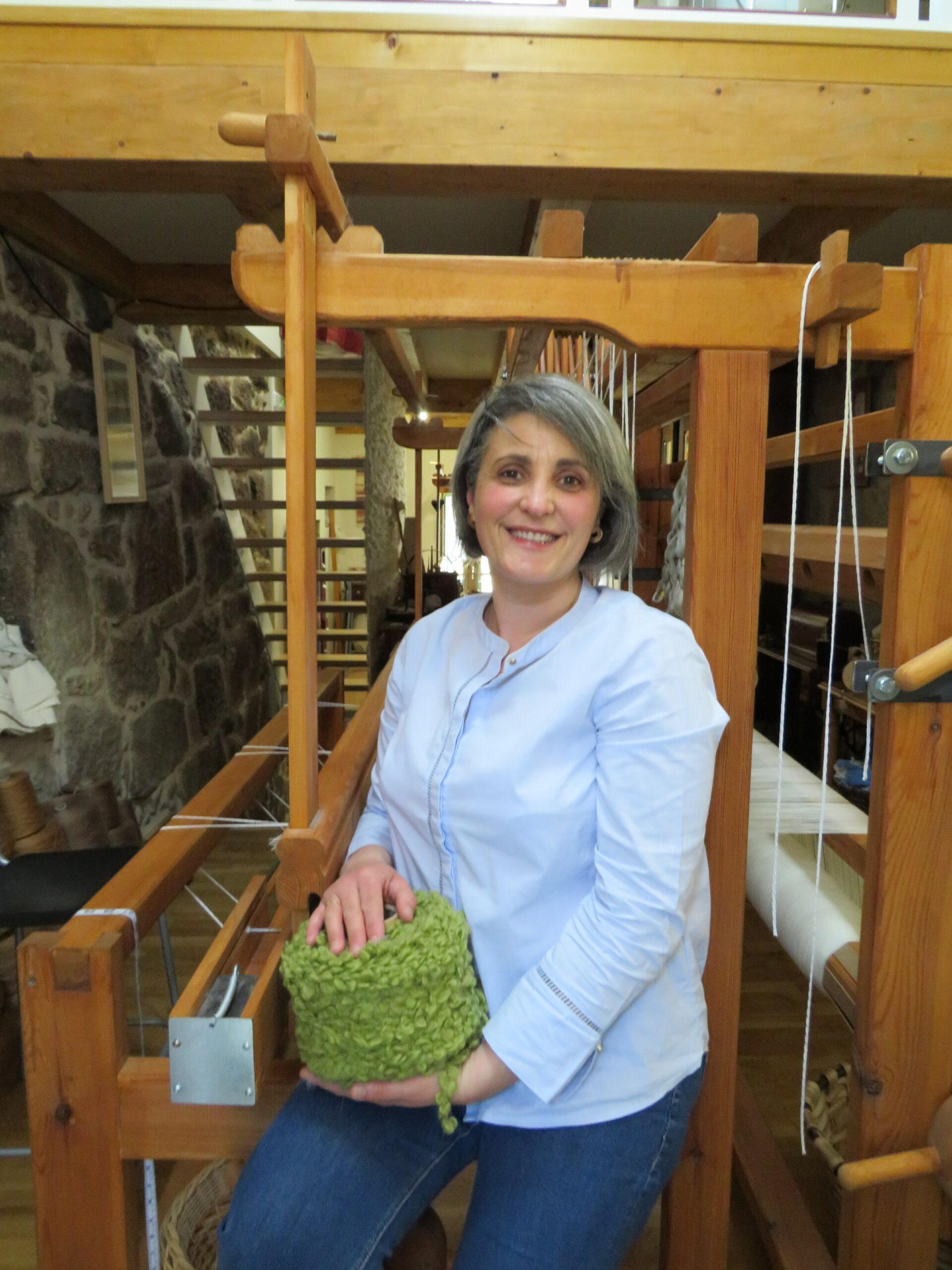 Inés RiR en su Estudio diseño textil innovador artesanía telar manual