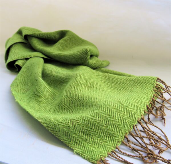 Bufanda Artesanal verde de lujo. Tejido de Lana Seda diseño Inés RiR & Co