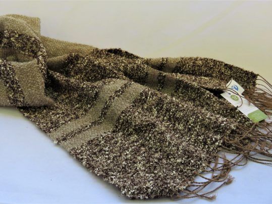 Bufandas de lana artesanales tejidas a mano- Modelo Quercus 2- doblada- Inés RiR