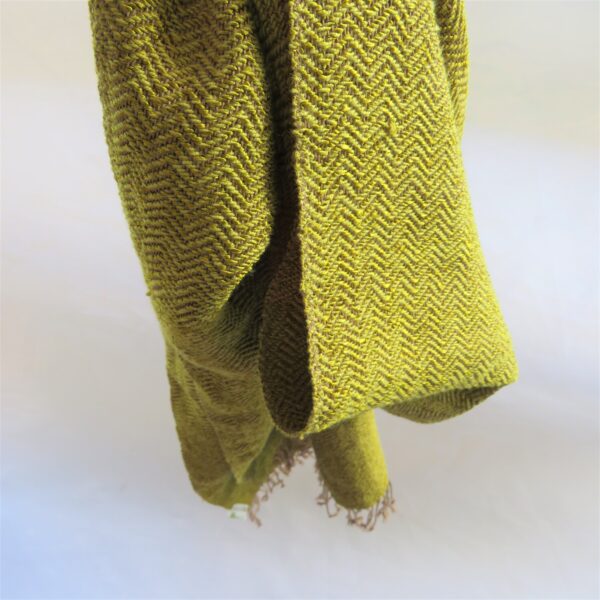 Detalle de bufanda artesanal de lino dorado. Colección Avó -Avoa. Diseño exclusivo Inés RiR & Co
