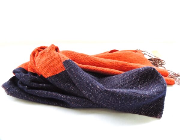 Detalle bufanda de alpaca naranja y azul bicolor