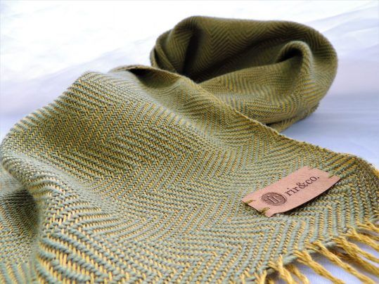 Espiga- Bufanda tejida en seda y lino verde- Avó-Avoa- Inés RiR