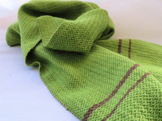 Bufanda artesanal verde con rayas. Tejido en lana y seda diseño exclusivo Inés RiR & Co