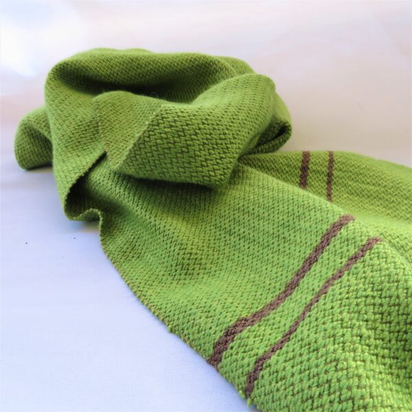 Bufanda artesanal verde con rayas. Tejido en lana y seda diseño exclusivo Inés RiR & Co