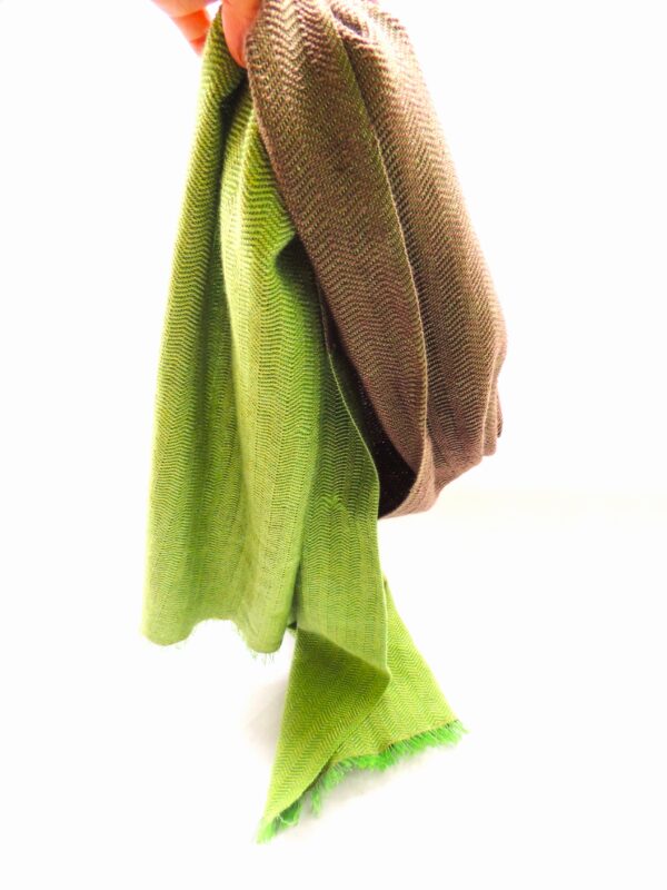 Bufanda artesanal de lana y seda bicolor-verde y marrón- Colección Castiñeira