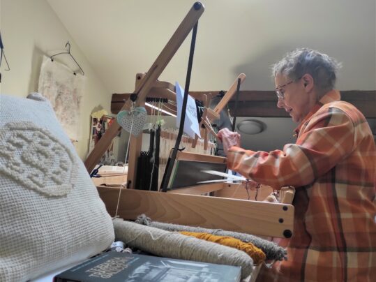 Claudia realiza su residencia artística textil en nuestro taller para conocer el tejido tradicional gallego y nuestro pueblo